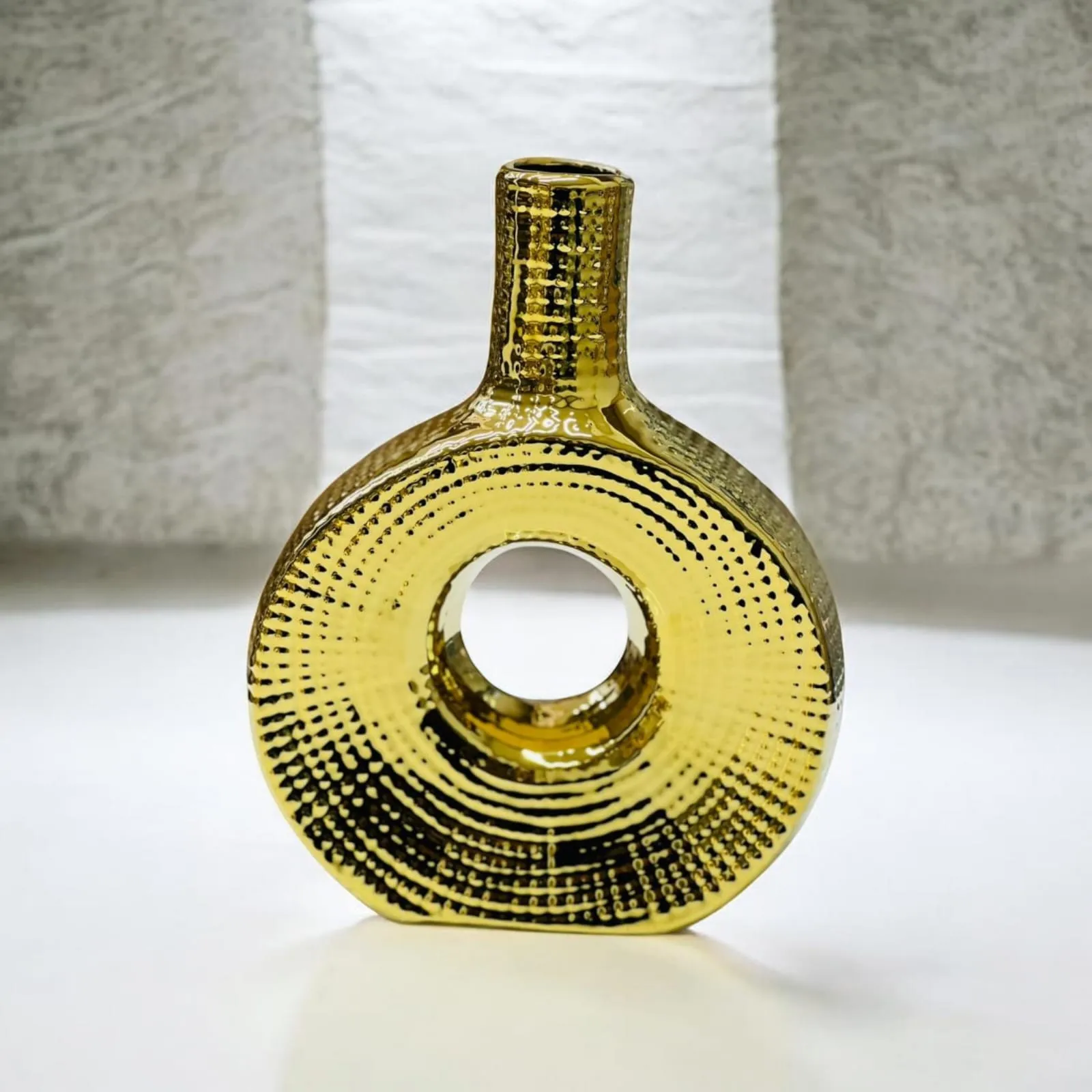 Vase Disque Doré Ajouré – Céramique Texturée