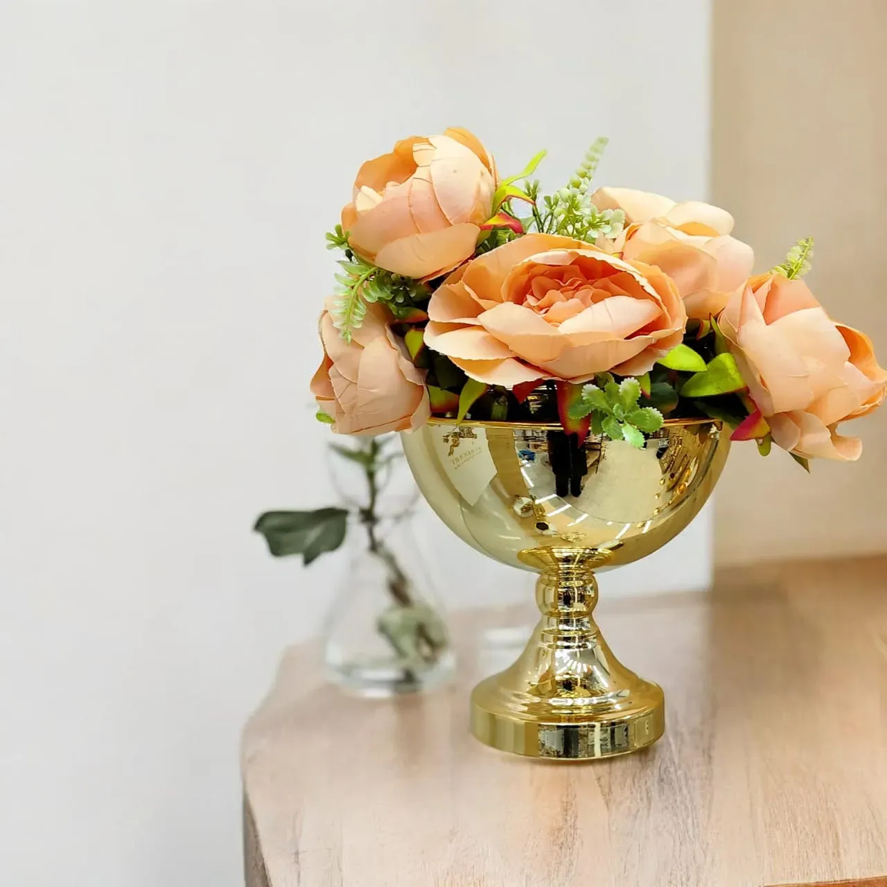 Vase Bol Coupe Dorée sur Pied – Arrangement Floral