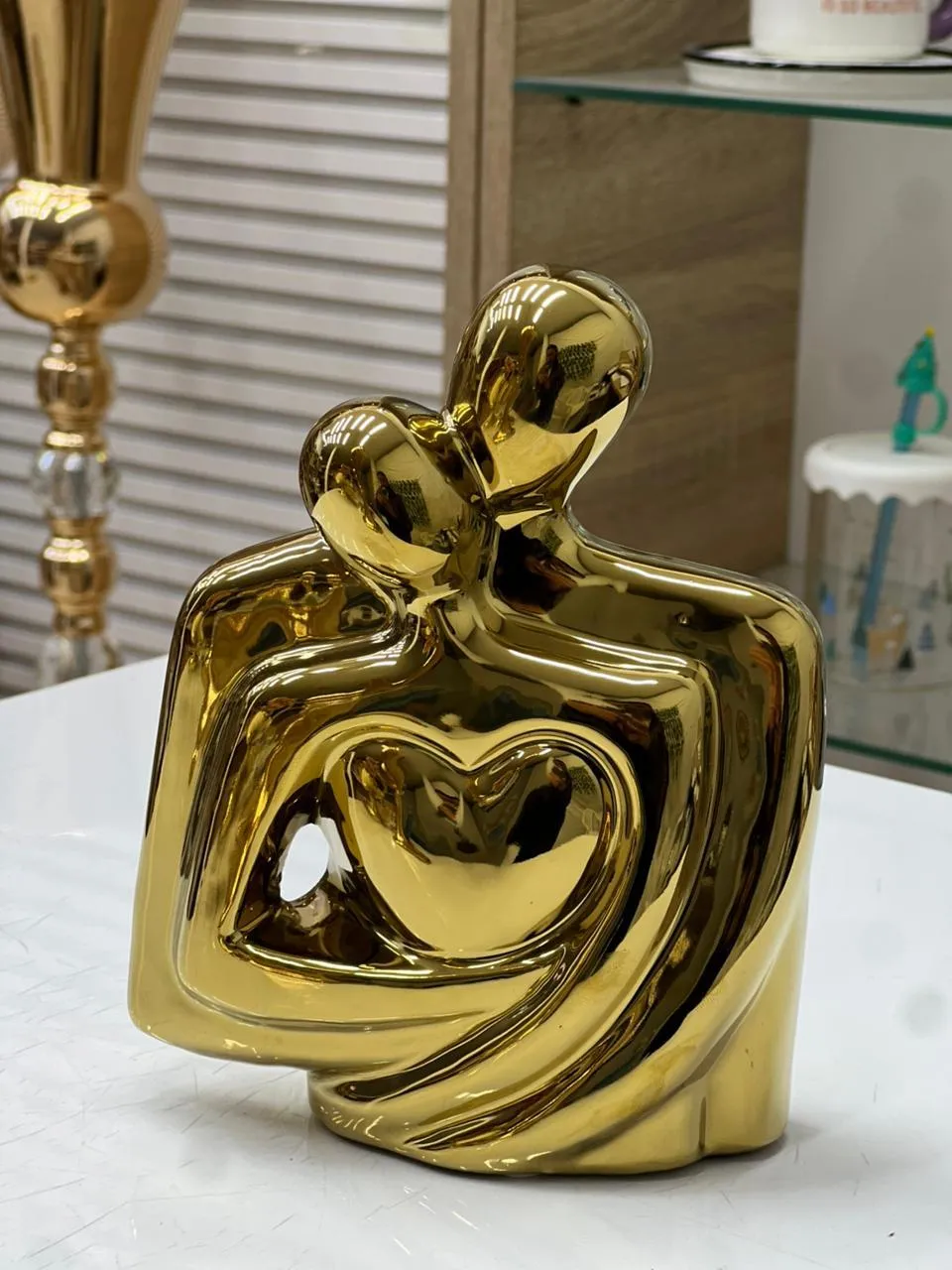 Sculpture Couple Enlacé Doré – Figurine Amour Abstrait - image 2