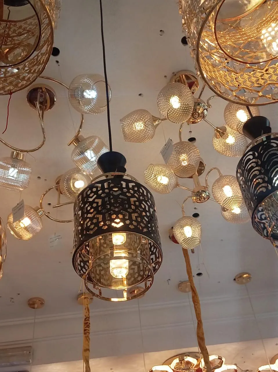 Suspension bouteille noir mat – Lampe cage industrielle pour la décoration de cuisine, bar et café. - image 2