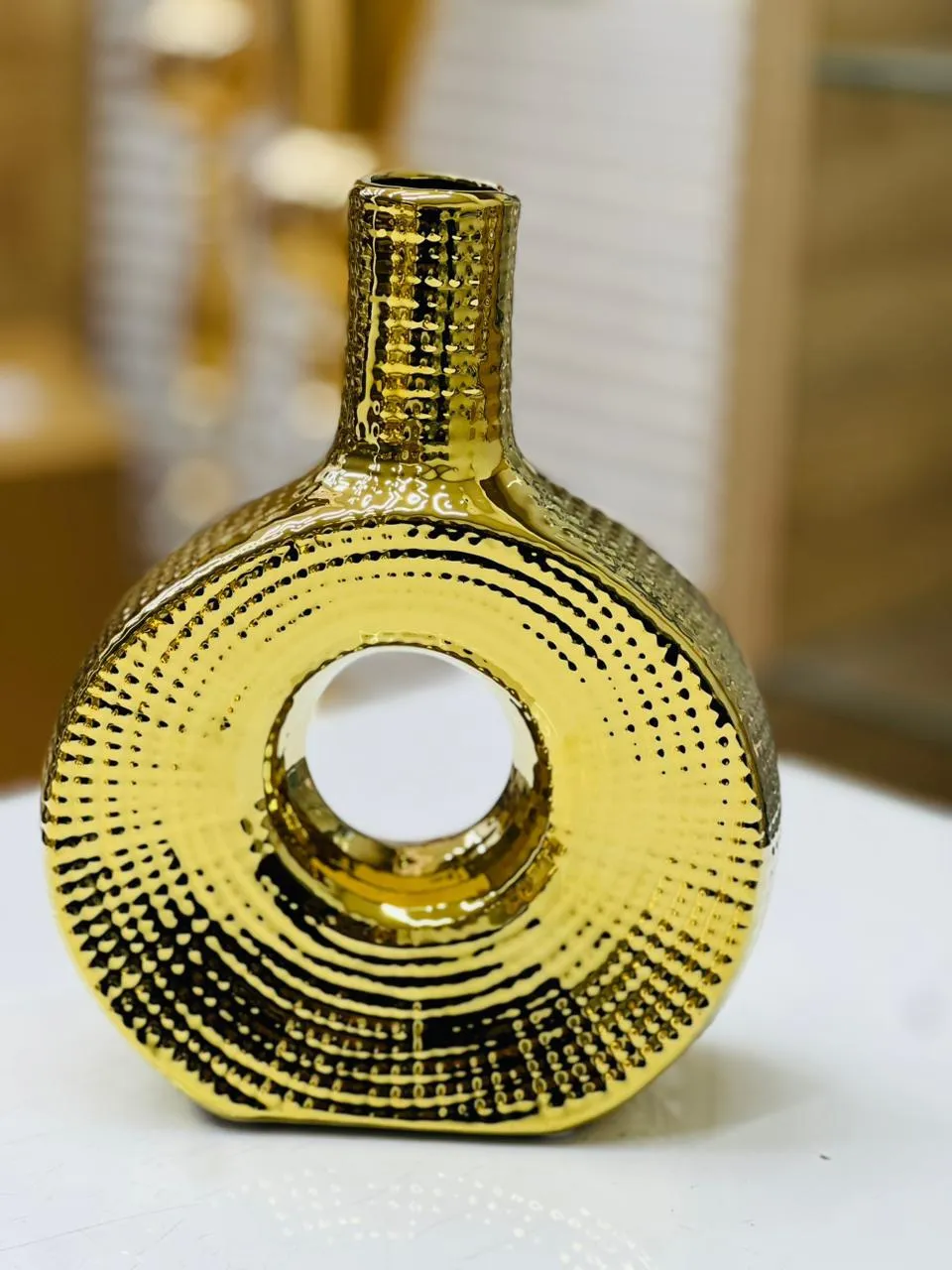 Vase Disque Doré Ajouré – Céramique Texturée - image 2